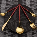 طقم ملاعق وشوك وسكاكين فاخر مطلي ذهبي – 30 قطعة